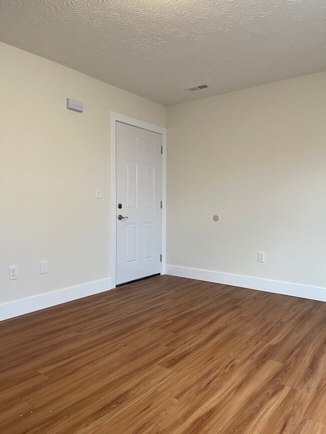 Photo - 90 Courtyard Ln Townhome