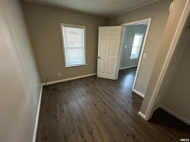 Building Photo - 1020 E Kansas St