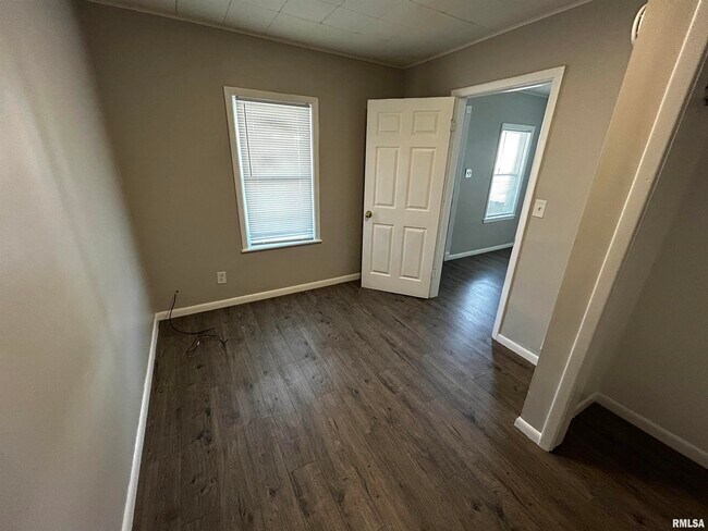 Foto del edificio - 1020 E Kansas St