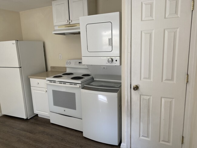 Kitchen, wash/dryer - 88 Heathcote Rd