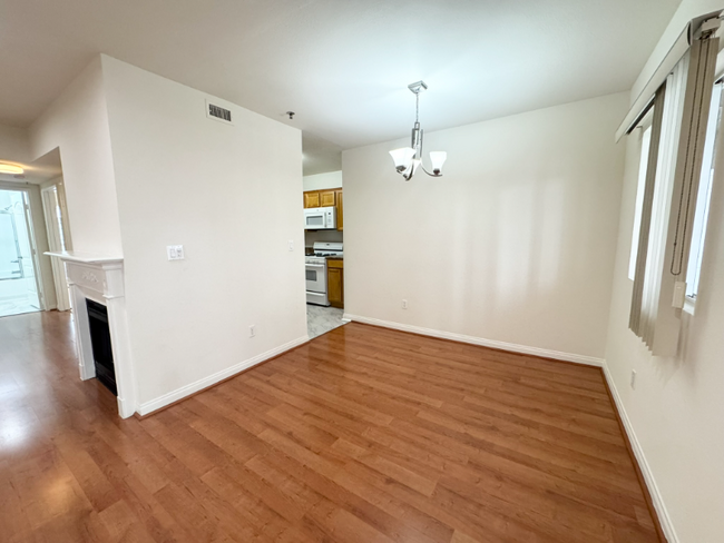 Building Photo - 843 Hayworth Ave
