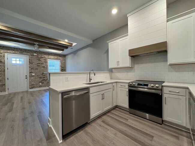 Kitchen - 1032 Windsor Dr