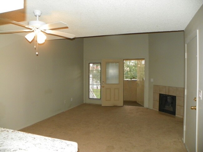 Foto del edificio - 2 Bedroom townhome with garage! Remodeled ...