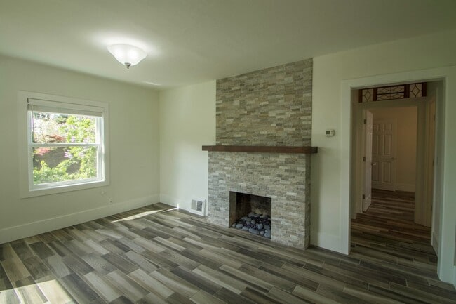 Building Photo - Cute as a Button Roosevelt Craftsman - Available Now!