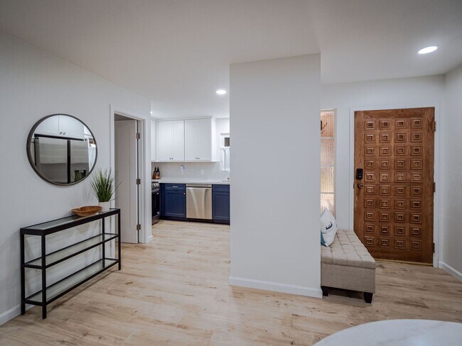 Foto del edificio - Fully Furnished Minutes from the Beach Newly Remodeled 2 Bedroom Move in Ready!