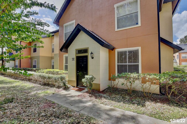 Building Photo - Beautiful 3/2 Spacious Condo with Lawn Car...