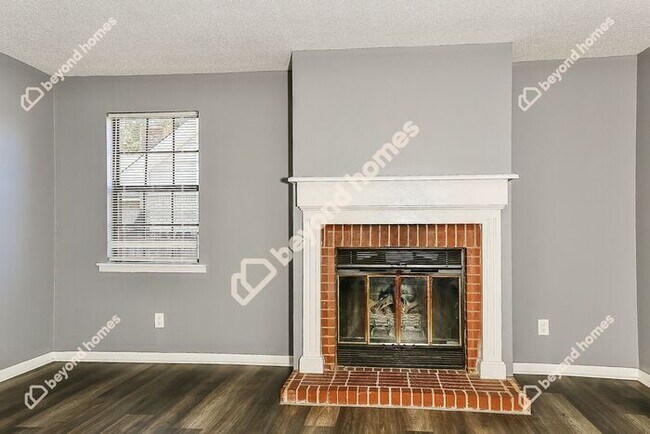 Building Photo - Beautifully Renovated 3 Bedroom 1.5 Bath -...