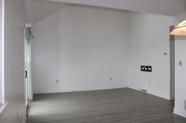 Foto del edificio - 2 Bedroom Townhome with Attached Garage