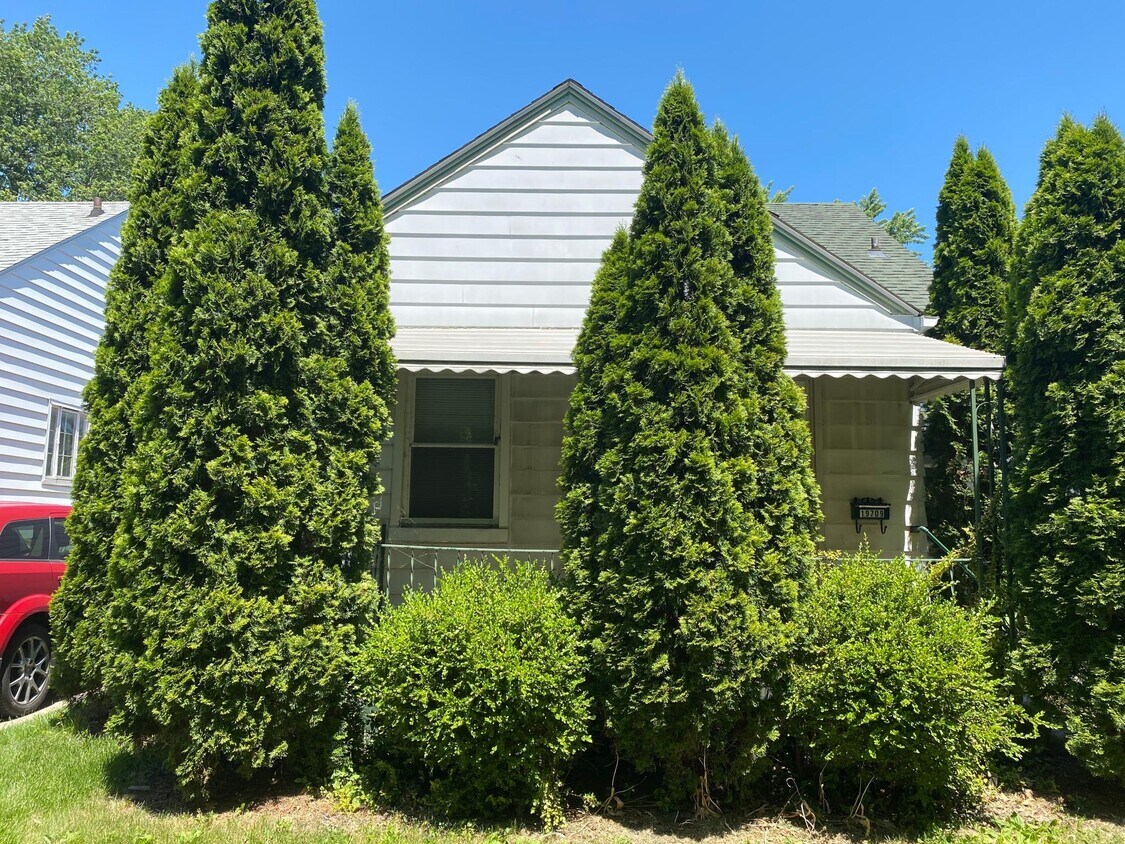 19709 Washtenaw St, Harper Woods, MI 48225 House Rental in Harper