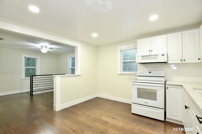 Building Photo - Gorgeous 1/1 Modern Apartment with 1 Car G...