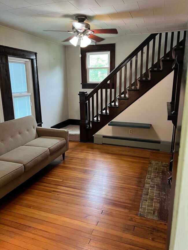 comedor o sala de estar - 925 Ridgeway Ave