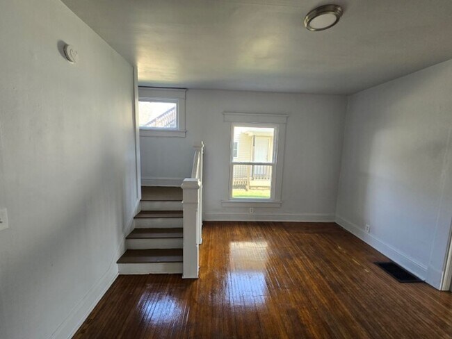 Building Photo - 406 E Market St