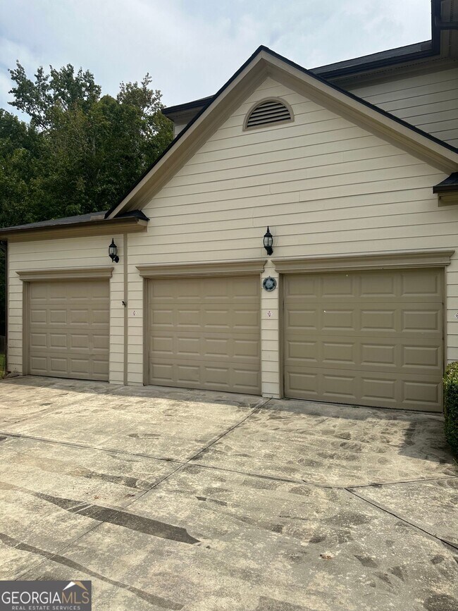 Building Photo - 711 Pine Grove Cir