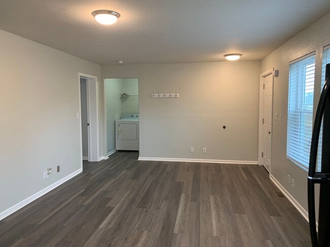 Foto del edificio - Super cute and updated with fresh paint, new floors, some fixtures, and all appliances.