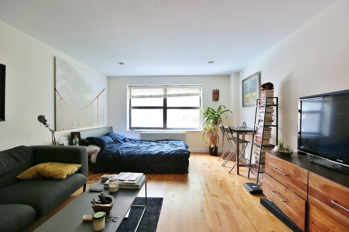 Primary Photo - 520 E 13th St