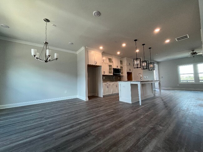 Building Photo - 812 Mackay Crk