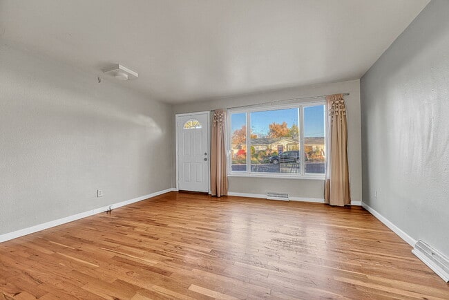 Foto del edificio - $2,495.00, 3-bedroom, 2 bathroom home in C...