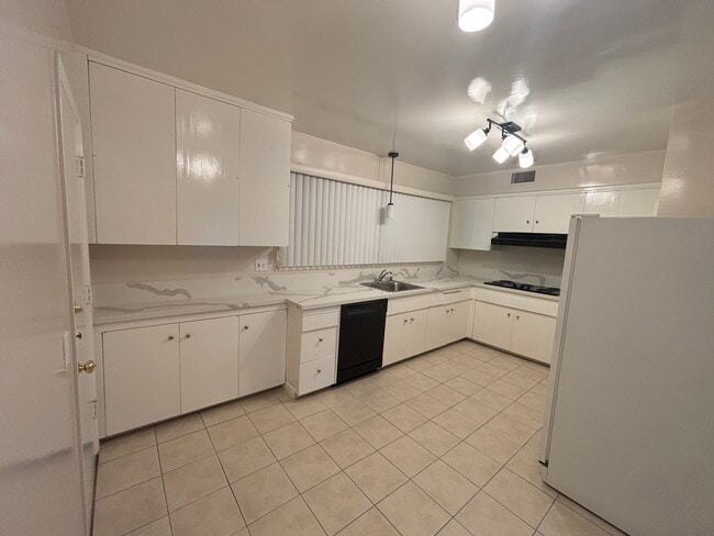Building Photo - 800-818 S Orange Grove Blvd