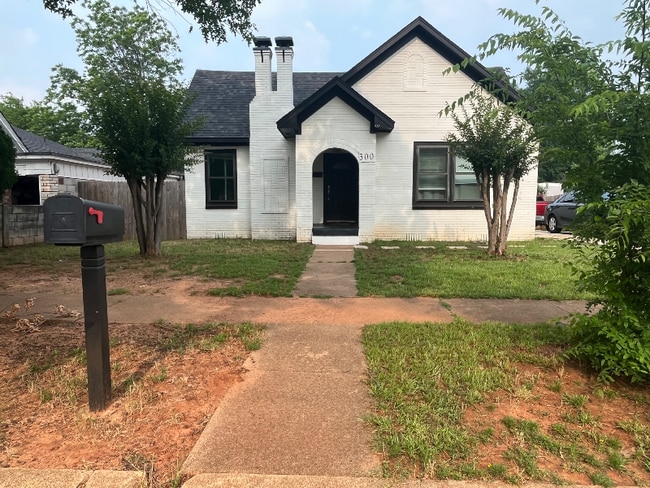 Building Photo - 300 S Saunders Ave