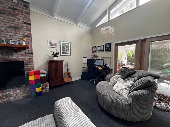 Building Photo - Beautiful and spacious 2 Bedroom, 1.5 Bath...