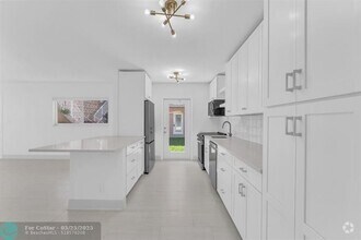 Building Photo - 2750 NE 28th Ct