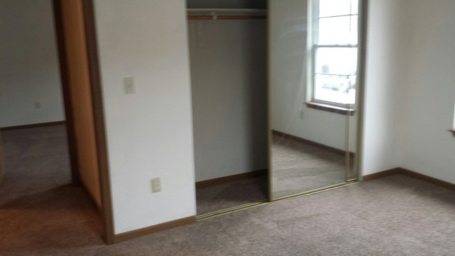 Building Photo - 711 Deerbrook Cir