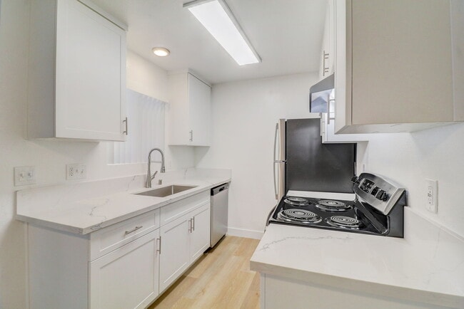 Building Photo - Valle at Canyon