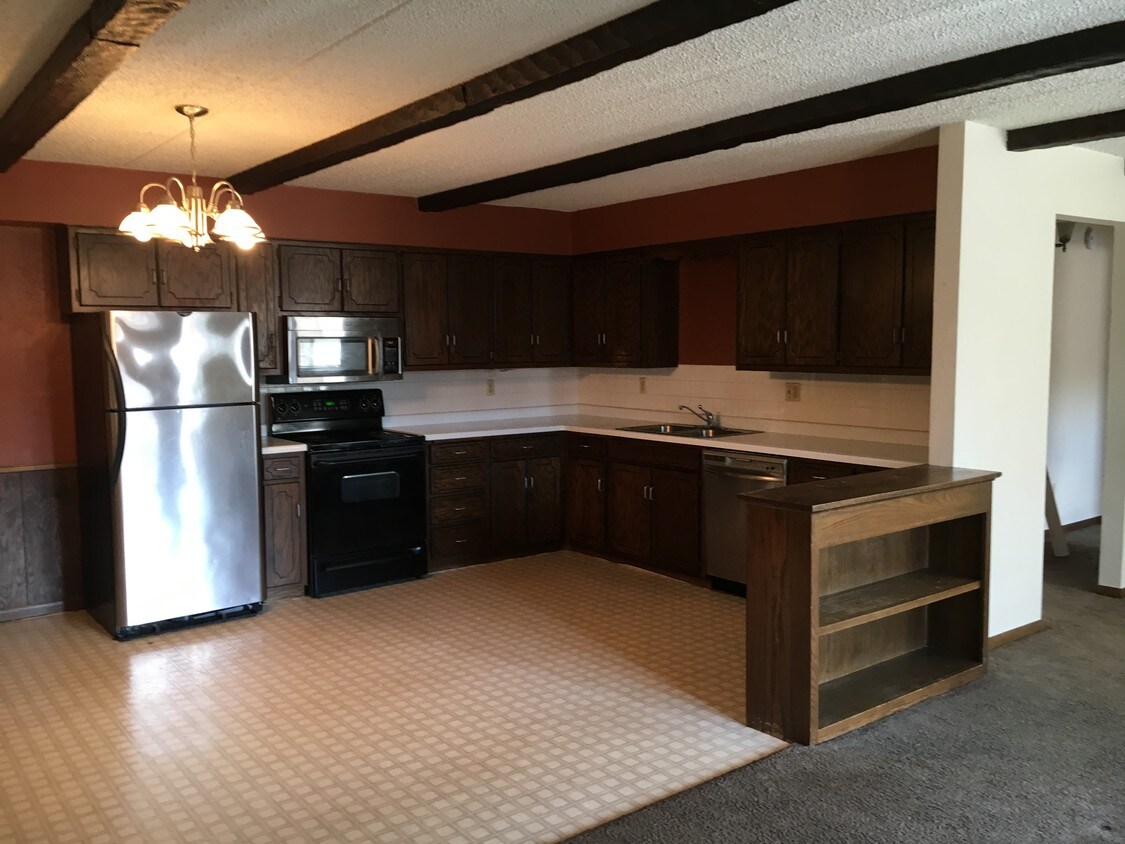 Huge Kitchen - 304 4th St S