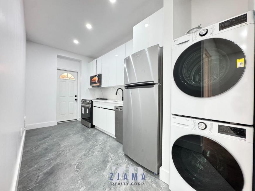 Foto principal - 3 bedroom in BROOKLYN NY 11232