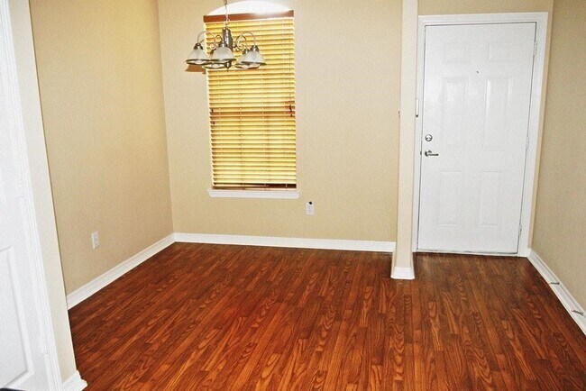 Foto del edificio - 906 Sterling Creek Cir