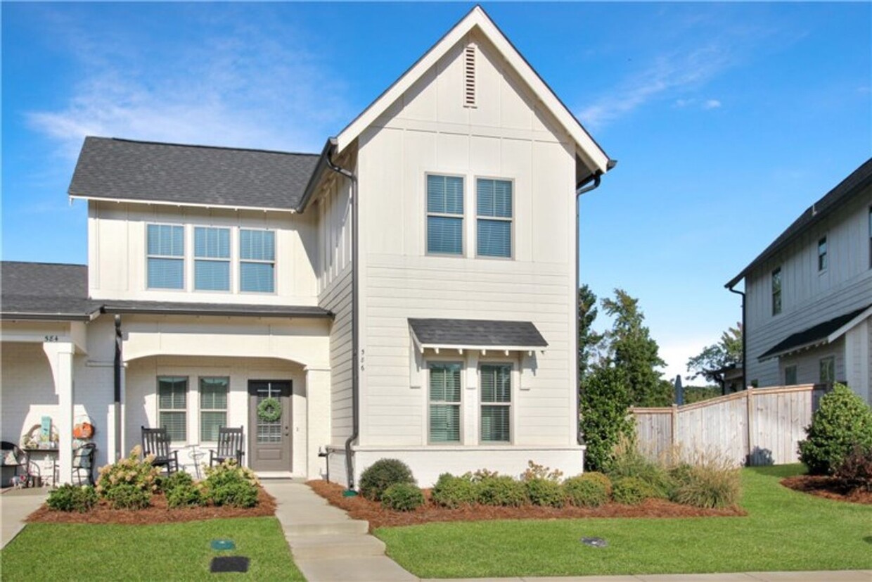 Primary Photo - Gorgeous Brand New Garden Home