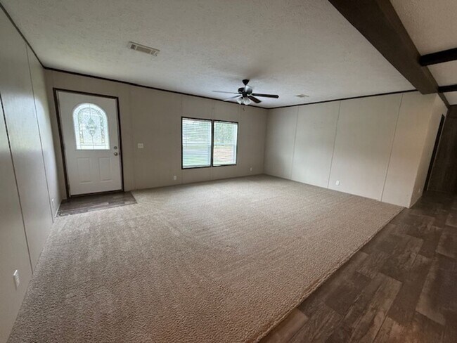 Foto del edificio - Spacious 4 Bedroom Manufactured Home