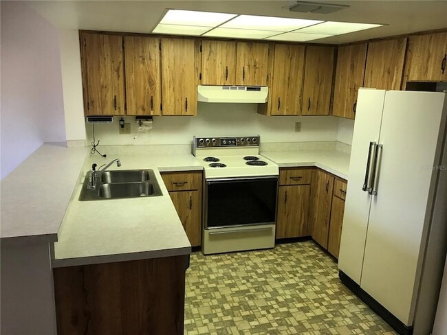 Building Photo - 2649 Surrey Ct