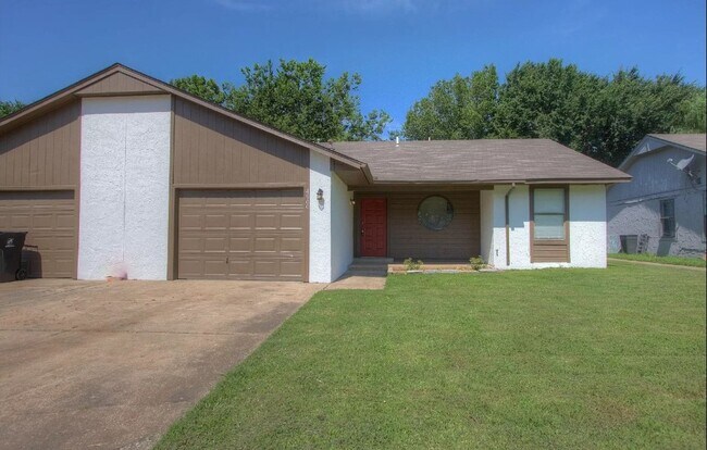 Building Photo - Updated 3 Bed 2 Bath - Broken Arrow
