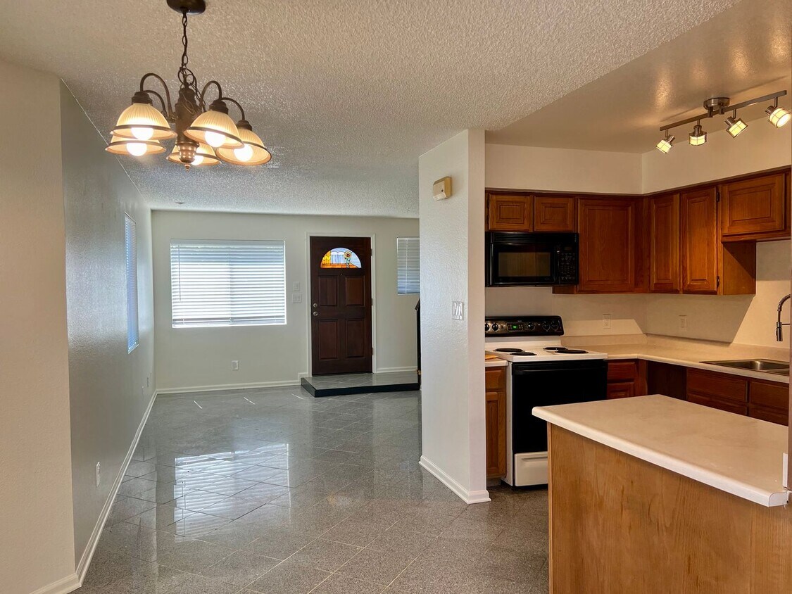 Foto principal - True Gem! Newly Painted Home with All Appl...