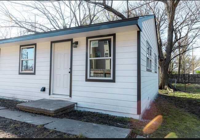 Building Photo - 614 N Osage St