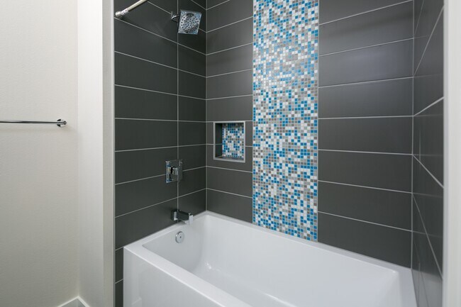 ¡Baño completo - Modern Studios in Desirable Capitol Hill Neighborhood!