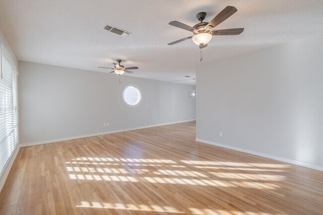 Foto del edificio - 3/2/2 Pre-lease in the Medical District! F...