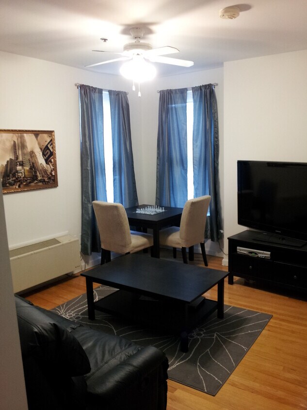 Living room. Corner with lots of light - 564 1st St