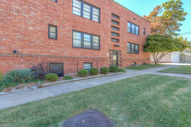 Foto del edificio - 1524 E 17th St
