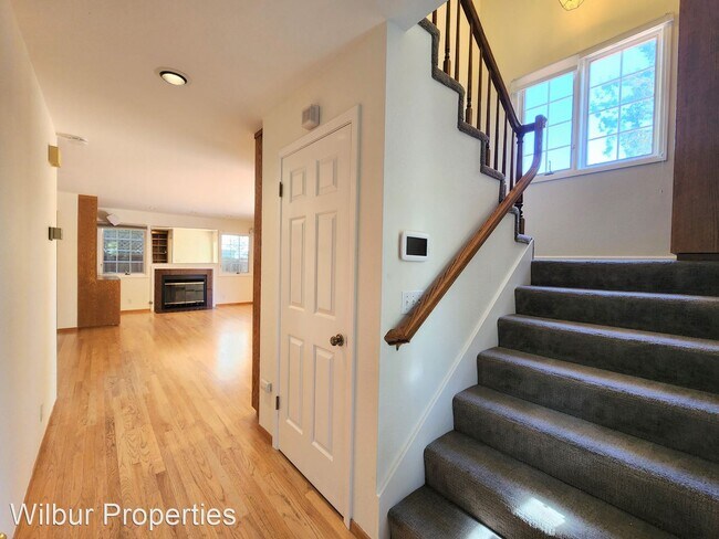 Building Photo - 3 br, 2.5 bath House - 420 Everett Avenue