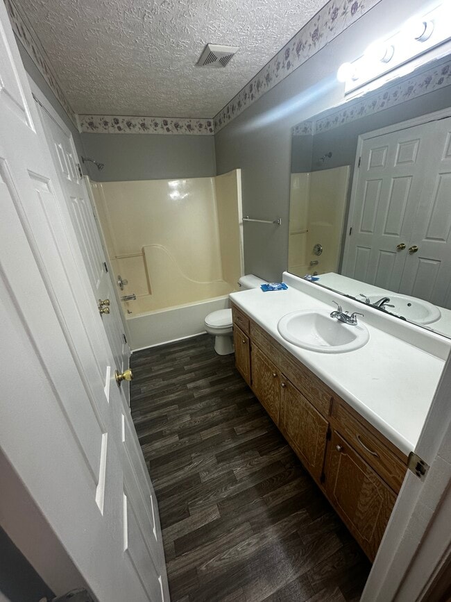 Building Photo - 915 Royal Dr