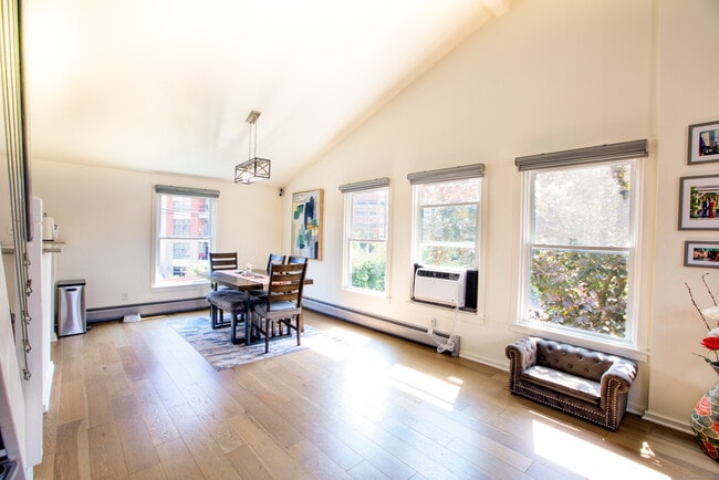 Building Photo - 32 Pine St