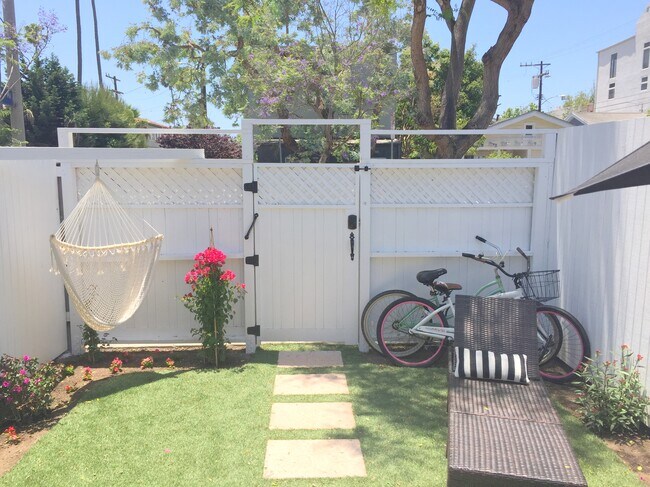 Building Photo - 2306 1/2 Ocean Ave