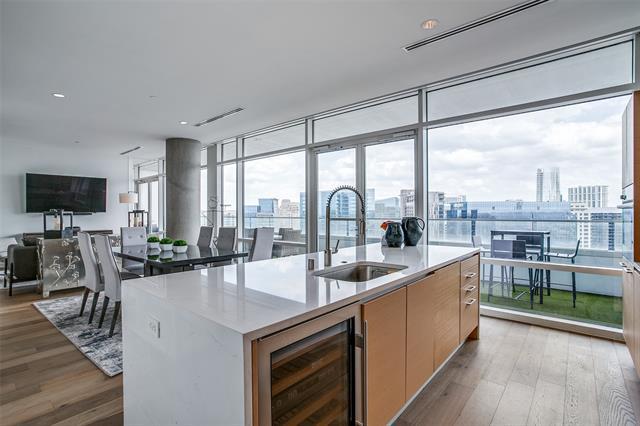 Foto del edificio - 2430 Victory Park Ln