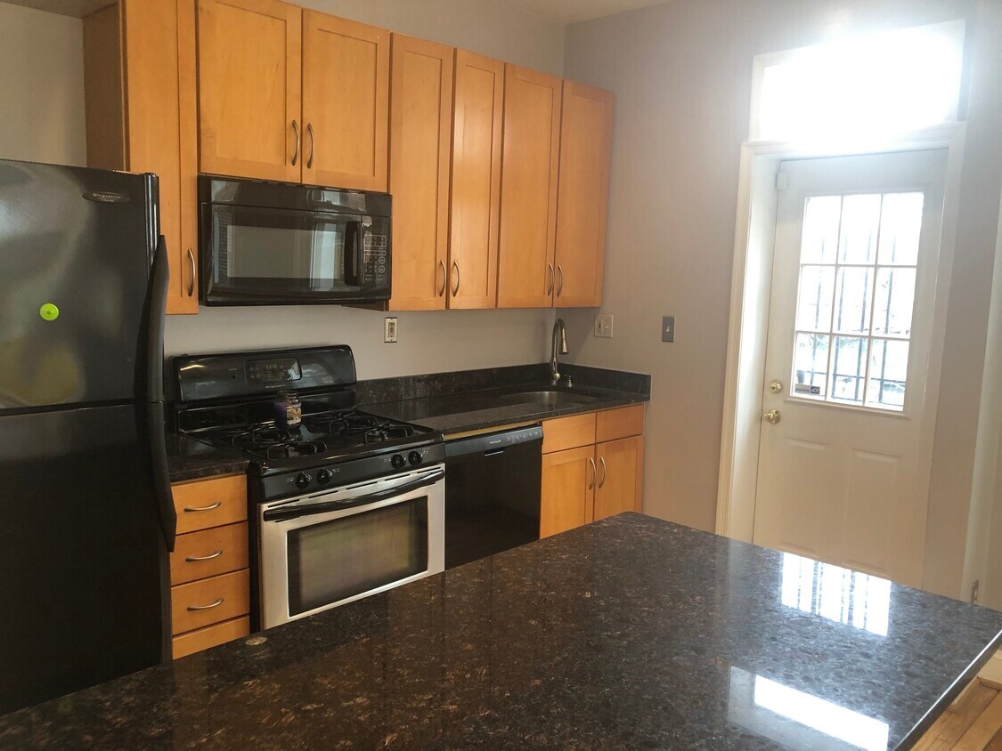 Gormet kitchen with granite countertops - 1301 Allison St NW