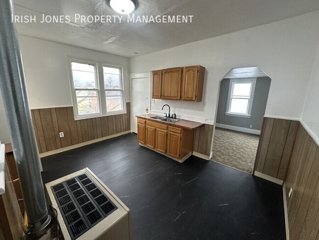 Building Photo - 175 Freund St