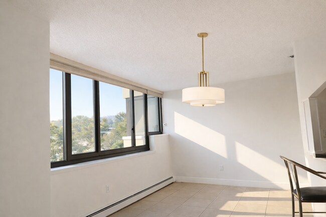 Comedor iluminado por el sol junto a la cocina y la sala de estar. - 25 Rockledge Ave