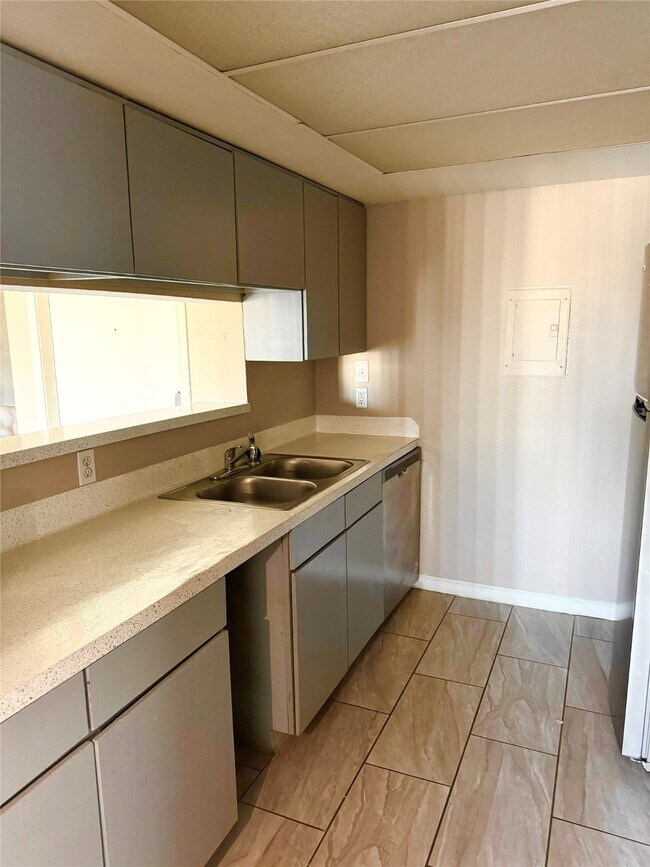 Building Photo - 2824 S Bartell Dr