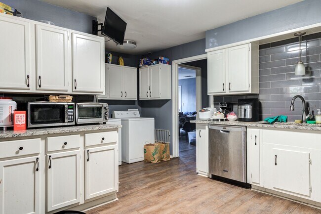 Foto del edificio - Rare find 5-bedroom 4-bathroom home near T...